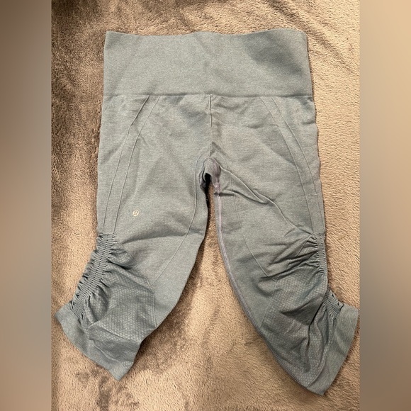 Lulu lemon athletica grey/ blue stretchy capris - Picture 1 of 1